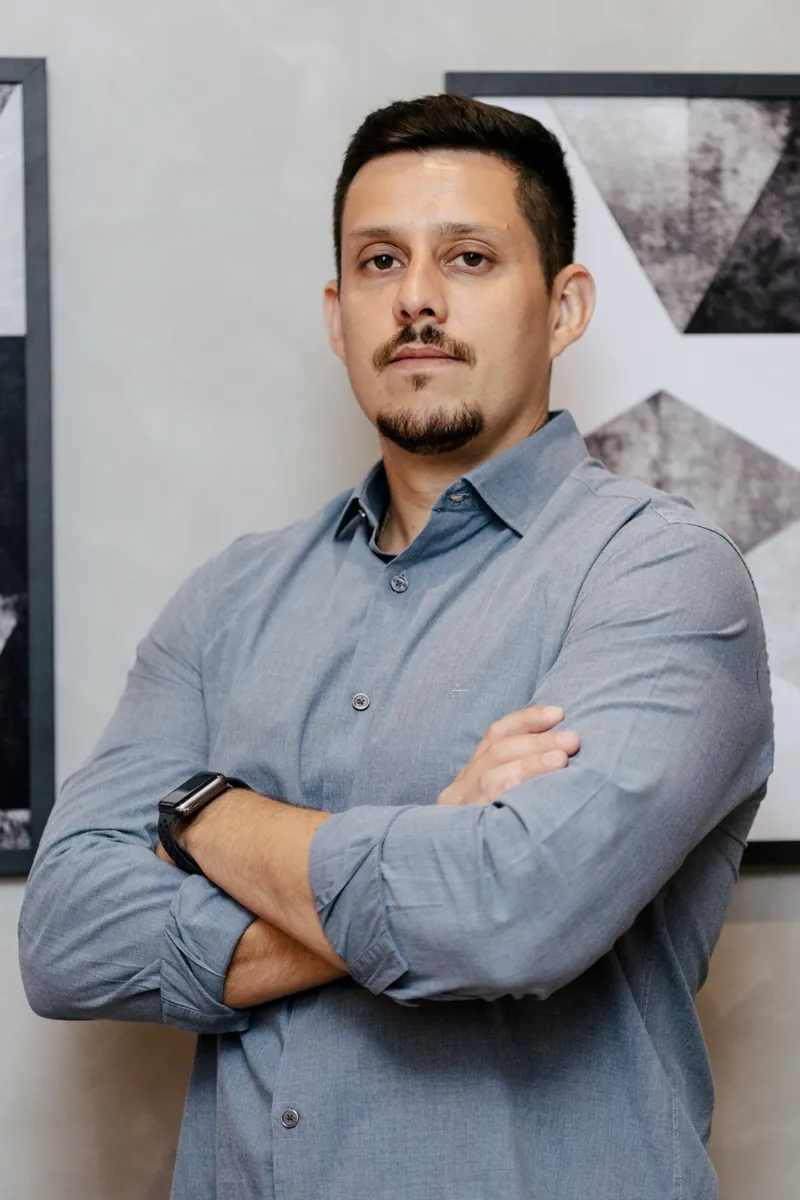 Dr. Felipe Villela Gaspar de braços cruzados, em pé